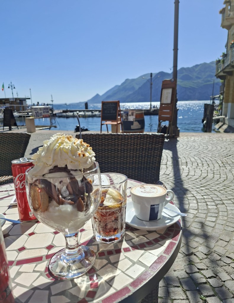 Italienisches Urlaubsgefühl in Malcesine am Gardasee mit Gelato, Cappuccino, Seeblick und entspanntem Ausklang nach der Busatte-Tempesta Wanderung.